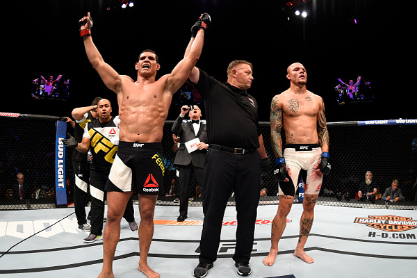 Cezar Mutante comemorando vitória sobre Anthony Smith no TUF 23 Finale. Foto: Jeff Bottari/UFC