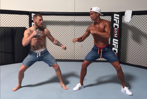 McGregor posou com Cristiano Ronaldo na academia do UFC em Las Vegas. Foto: Reprodução/Instagram