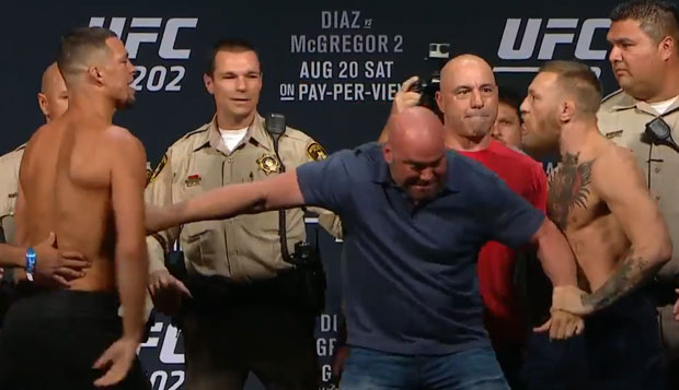 Diaz (esq.) e McGregor (dir.) voltaram a se desentender na pesagem do UFC 202. Foto: Reprodução / YouTube