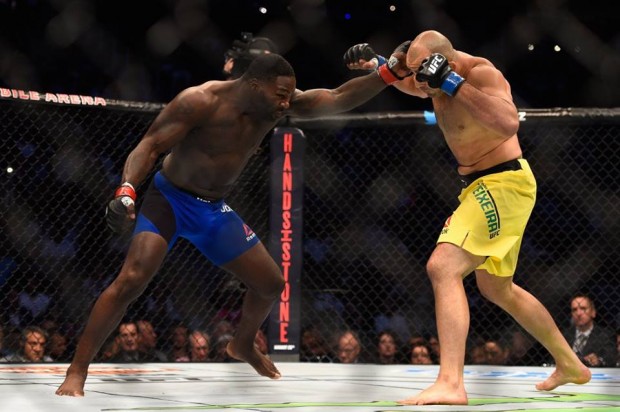 Johnson apagou Glover em apenas 13 segundos. Foto: Divulgação/UFC