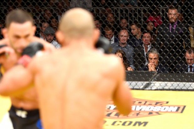 McGregor assistiu de perto ao combate entre Edgar e Aldo. Foto: Divulgação/UFC