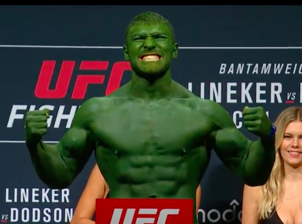 Cutelaba foi fantasiado de "Hulk" na pesagem do UFC Portland. (Foto: Reprodução)