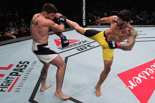 E. Silva (dir) e L. Chagas (esq) protagonizaram a melhor luta do card preliminar do UFC Brasília. (Foto: Getty Images)
