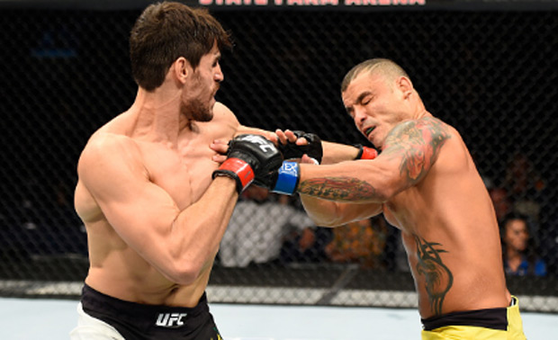 Sapato (esq.) derrotou Leleco (dir) no UFC Hidalgo. Foto: Getty Images