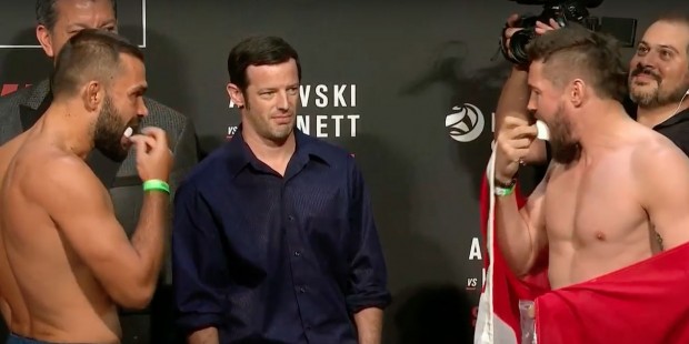Pesagem do UFC teve troca amigável de guloseimas no palco. Foto: Reprodução