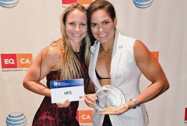 A. Nunes (dir) ao lado da namorada N. Ansaroff (esq), também lutadora do UFC. (Foto: Divulgação)