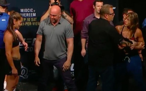 Eye (esq) e B. Correia (dir) precisaram ser contidas durante pesagem do UFC 203. (Foto: Reprodução / UFC)