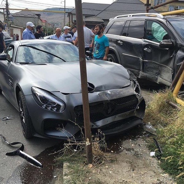 K. Nurmagomedov emprestou sua Mercedes a um amigo, que bateu o veículo neste sexta-feira. (Foto: Divulgação)