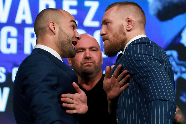 Alvarez (esq) e Conor (dir) se enfrentam na luta principal UFC 205. (Foto: Getty Images)
