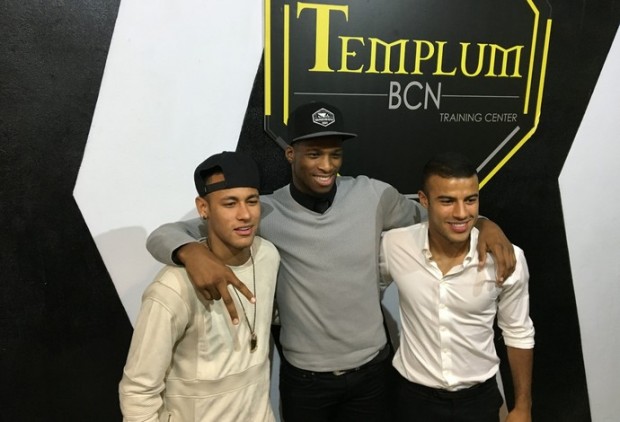 Neymar (esq), M. Page (centro) e Rafinha (dir) marcaram presença na academia de Y. Cabral, em Barcelona. (Foto: Ivan Raupp / Globo Esporte)
