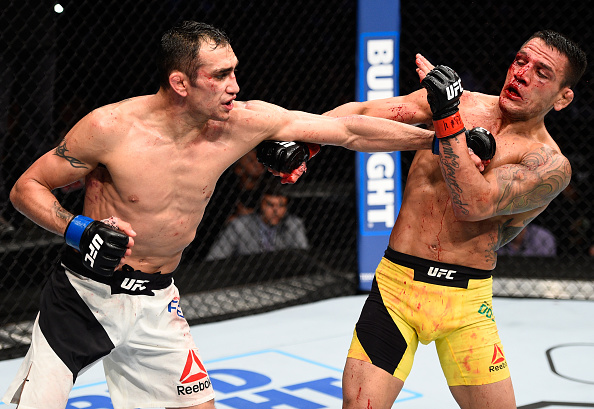 Dos Anjos (dir) foi derrotado por T. Ferguson (esq) na luta principal do UFC México. (Foto: Getty Images)