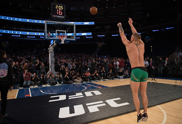 Ao final das atividades, McGregor se arriscou no basquete. (Foto: Getty Images)