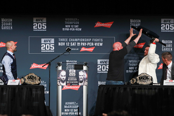 McGregor tentou tacar uma cadeira em Alvarez durante coletiva pré-UFC 205. (Foto: Reprodução)