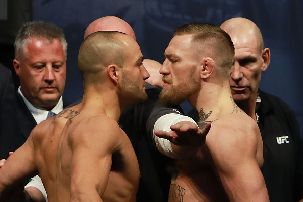 Alvarez (esq) e McGregor (dir) voltaram a se estranhar na pesagem do UFC 205. (Foto: Getty Images)