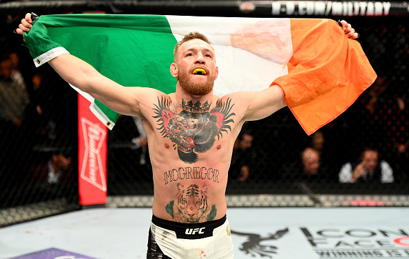 McGregor se tornou o primeiro lutador a conquistar dois cinturões simultâneos no UFC. (Foto: Getty Images)
