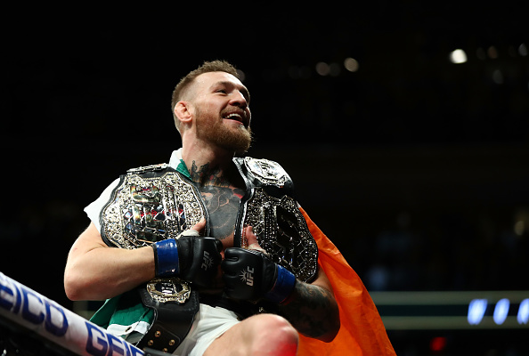 McGregor agora é campeão peso pena e peso leve do UFC. (Foto: Getty Images)