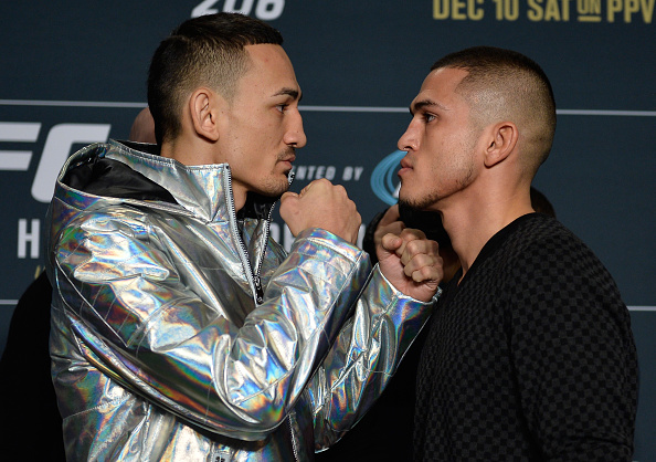 Holloway (esq) e Pettis (dir) fazem a luta principal do UFC 206, neste sábado (10). (Foto: Getty Images)