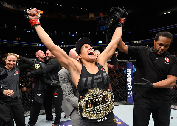 A. Nunes celebra vitória sobre Ronda (FOTO: Josh Hedges/Zuffa LLC/Zuffa LLC via Getty Images)