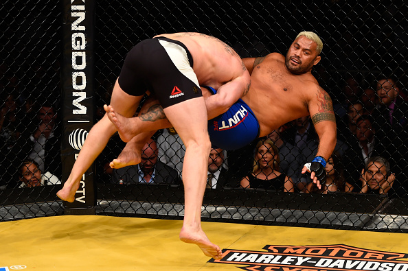 Hunt é quedado por Lesnar no UFC 200 (FOTO: Josh Hedges/Zuffa LLC/Zuffa LLC via Getty Images)