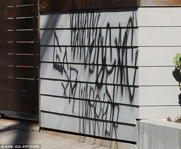 Muro da casa de Ronda foi pichado. (Foto: Daily Mail)