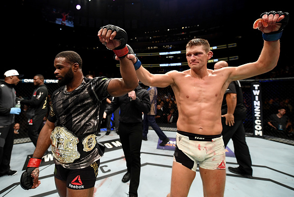 Woodley (esq) e Thompson (dir) empataram no UFC 205, em novembro. (Foto: Getty Images)