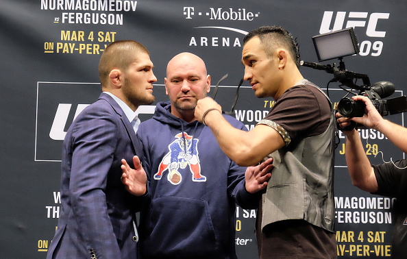 Khabib (esq) e Ferguson (dir) se enfrentam no UFC 209. (FOTO: Getty Images)