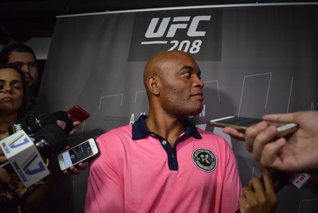 A. Silva speaks to the press at Media Day for UFC 208 (PHOTO: João Vitor Xavier/SUPER LUTAS)