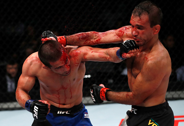 Rani (dir) perdeu para Soto (esq) em luta sangrenta (Foto: Buda Mendes/ UFC)