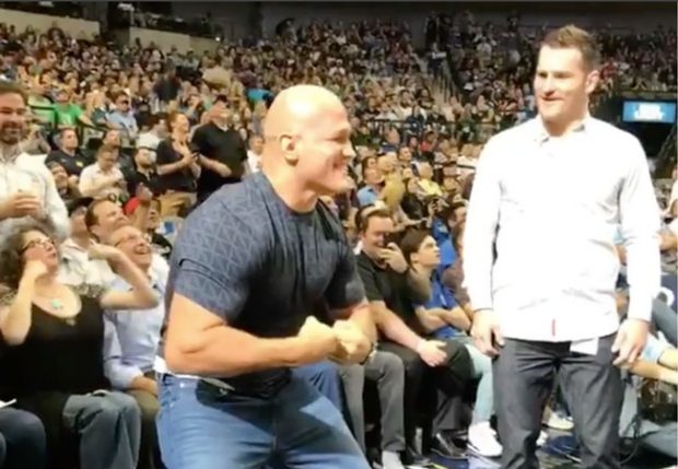 Cigano (left) and Miocic (right) during halftime of an NBA game. Photo: Reproduction / Instagram