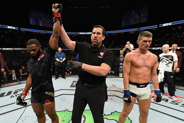 T. Woodley é declarado vencedor sobre S. Thompson (FOTO: Josh Hedges/UFC)
