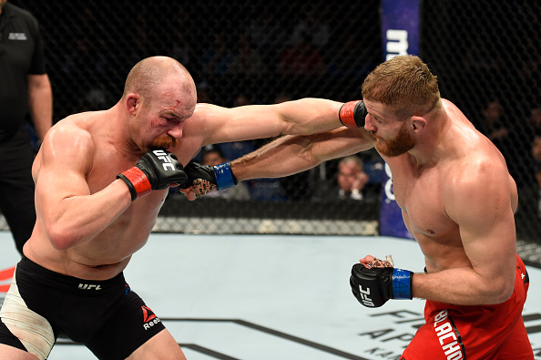Cummins (esq) venceu por decisão majoritária (Foto: Josh Hedges/UFC)