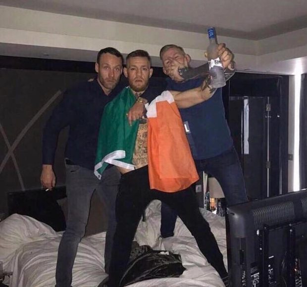 C. McGregor festejando com amigos (Foto: Reprodução/The Sun)
