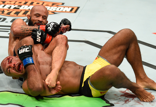 D. Johnson finaliza W. Reis (amarelo) (Foto: Josh Hedges/UFC)