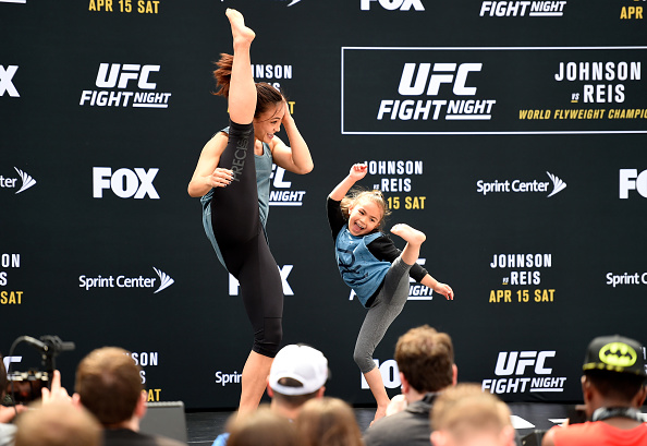 M. Waterson treina chutes com a filha Araya (Foto: Josh Hedges/UFC)