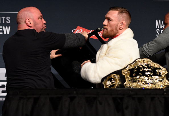 D. White (esq) quer grande parte da bolsa de C. McGregor para liberá-lo (Foto: Jeff Bottari/UFC)