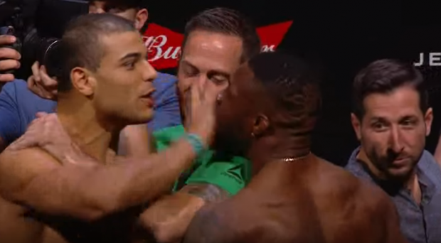 P. Borrachinha dá tapa no rosto de O. Bamgbose (Foto: Reprodução/Youtube UFC)