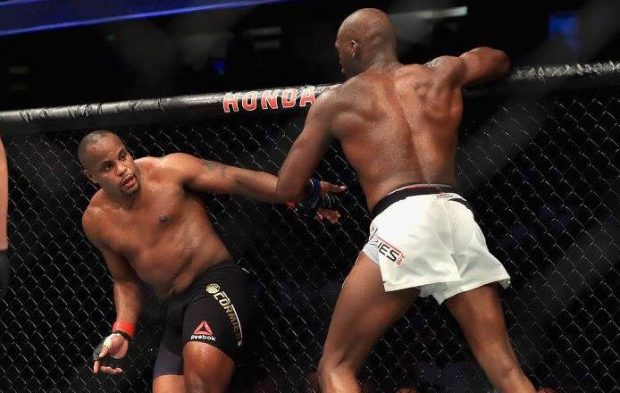 Jones (dir) nocauteou Cormier (esq) no UFC 214 (Foto: Reprodução/Facebook UFC)