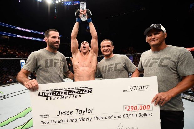 J. Taylor (sem camisa) comemora vitória no TUF 25 (Foto: Reprodução Facebook UFC)