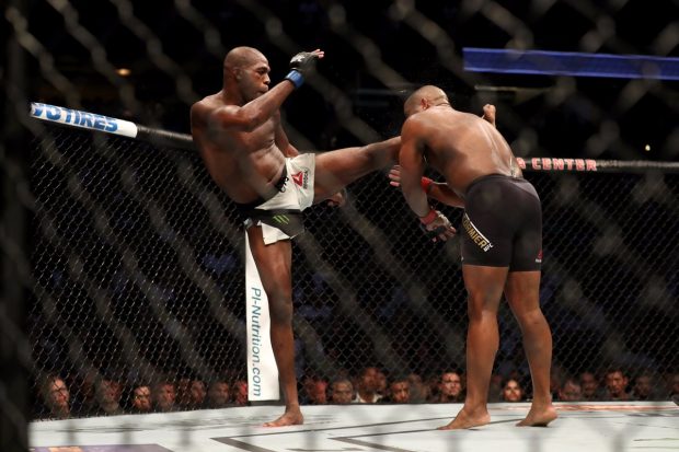Jones knocked out Cormier (Photo: Reproduction/Twitter UFC Brasil)