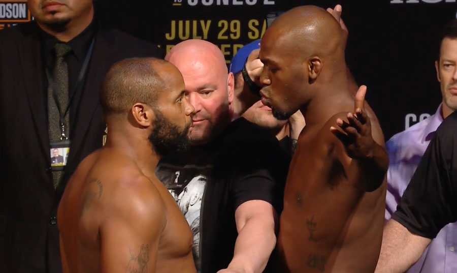 Jones (dir.) manda beijo para Cormier (esq.) na pesagem do UFC 214. Foto: Reprodução / Youtube
