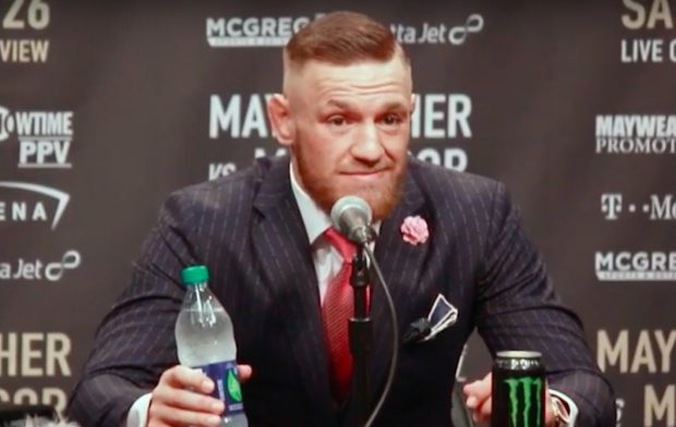 Terno usado por McGregor foi tatuado por fã (Foto: Reprodução/Youtube UFC) 