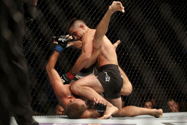 Lamas nocauteou Knight no primeiro round (Foto: Reprodução/Twitter UFC Brasil)