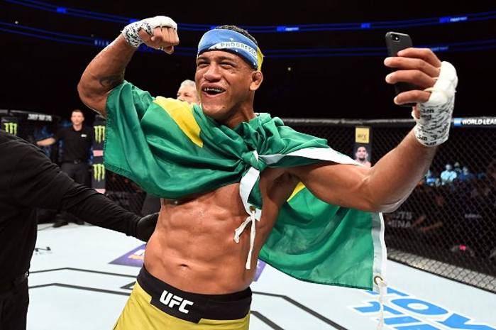Durinho (foto) comemora vitória no UFC Pittsburgh. Foto: Reprodução / Twitter / UFC_Brasil