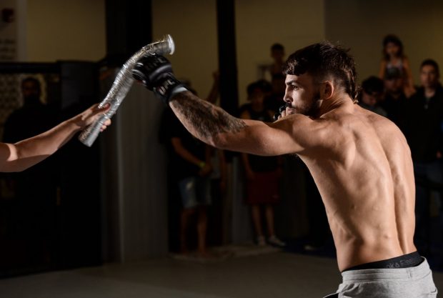 M. Perry (foto) agora enfrenta A. Reyes no UFC Pittsburgh (Foto: Reprodução Twitter ufc)
