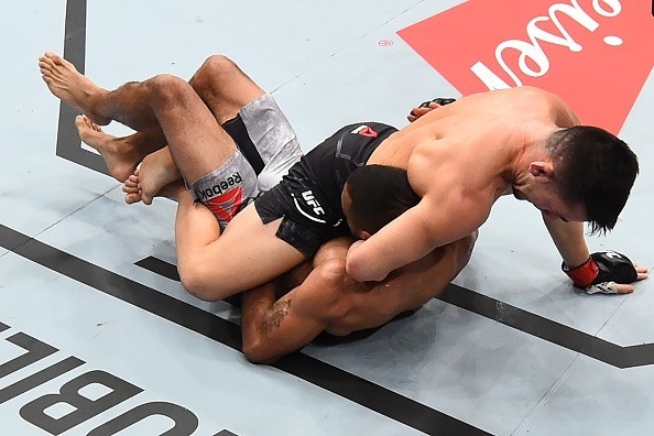 Munhoz finalizou Font ainda no primeiro round (Foto:Reprodução/Instagram UFC)