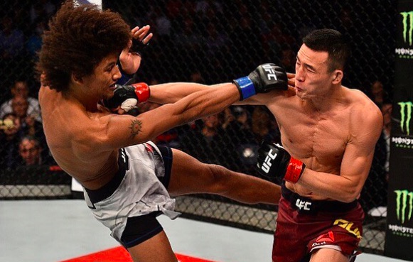 Guan (dir) bateu Caceres (esq) em sua estreia no UFC (Foto:Reprodução/Instagram UFCBrasil)