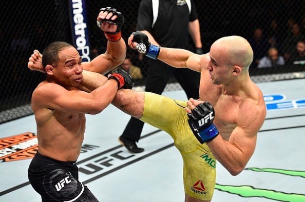 Marlon (dir) venceu a primeira no UFC (Foto: Reprodução/Instagram UFCBrasil)