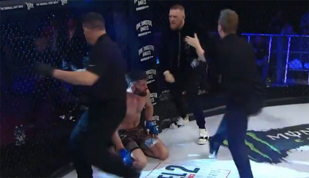 McGregor invadiu cage do Bellator e causou enorme confusão. Foto: Reprodução / Twitter