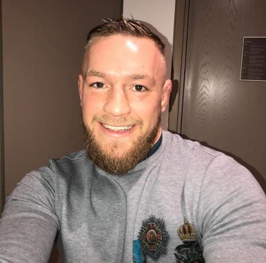 C. McGregor postou foto sorrindo com comunicado (Foto: Reprodução Instagram thenotoriousmma)