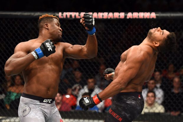 Ngannou (left) knocked out Overeem (right) at UFC 218. Photo: Reproduction / Facebook UFC